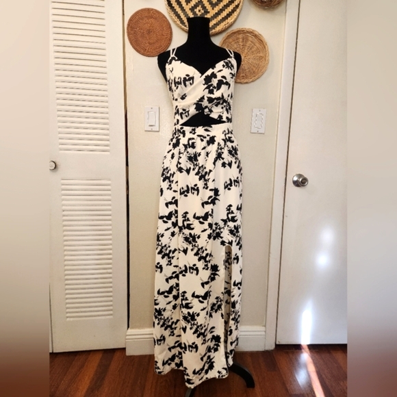LAST ONE! Black And White Sleeveless Maxi Dress With Cutout - Picture 1 of 11